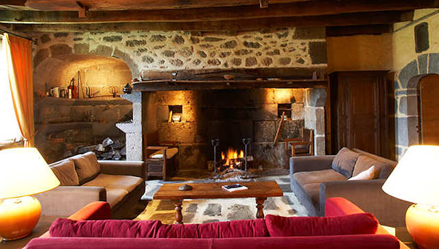 Salon cheminée, La Roussiere, maison d'hotes Cantal Auvergne