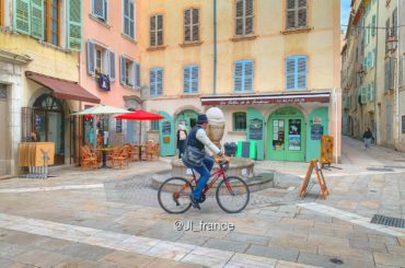 Quelles sont les endroits de France les plus propices pour créer des chambres d'hôtes ? Photo du centre historique de Toulon, ville touristique et capitale du Var