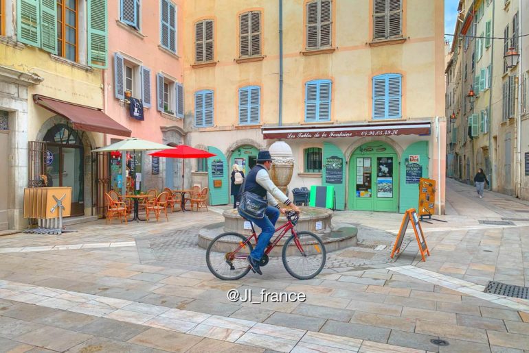 Quelles sont les endroits de France les plus propices pour créer des chambres d'hôtes ? Photo du centre historique de Toulon, ville touristique et capitale du Var