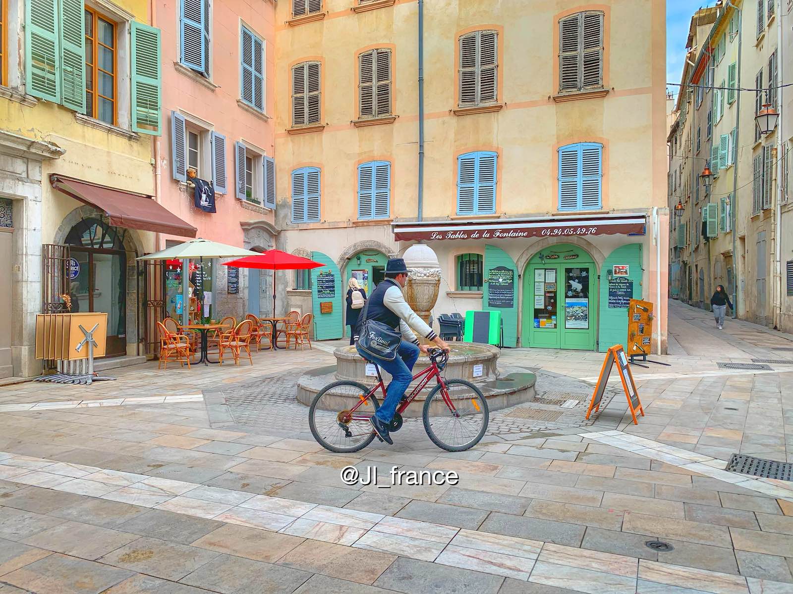 Quelles sont les endroits de France les plus propices pour créer des chambres d'hôtes ? Photo du centre historique de Toulon, ville touristique et capitale du Var