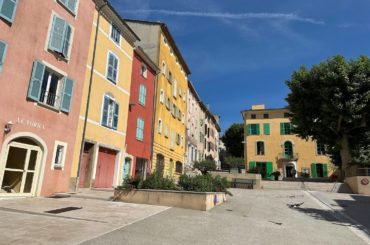 Ouvrir des chambres d'hôtes en Provence-Alpes-Côte-d'Azur (photo du village de Lorgues dans le Var, copyright Jl Matau)